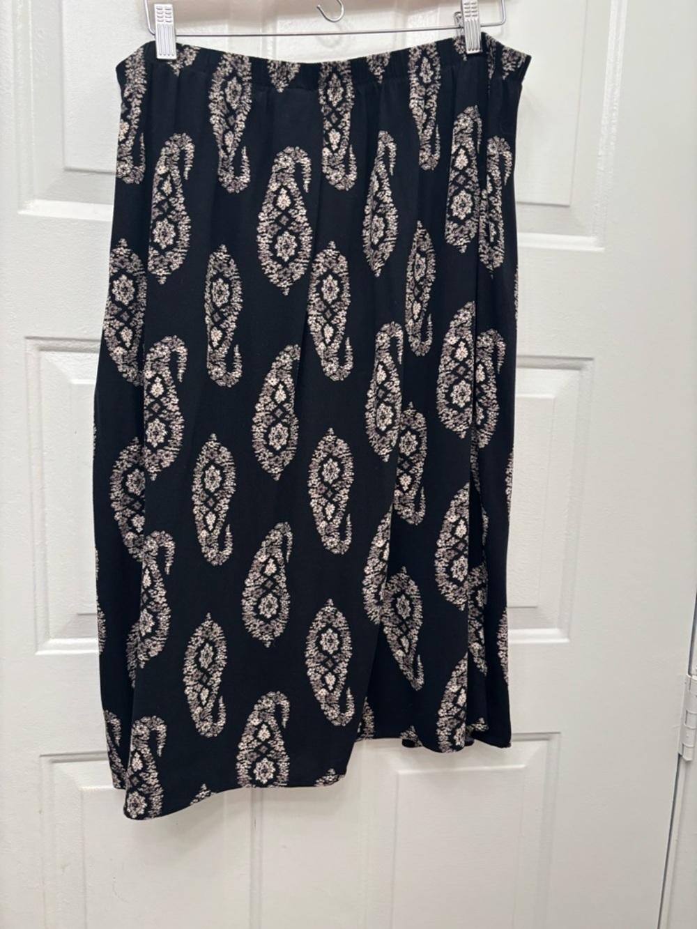Knox Rose Black Midi Skirt with Cream Paisley Print